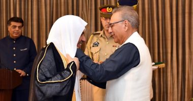 الرئيس الباكستانى يقلِّد أمين رابطة العالم الإسلامى وسام "هلال باكستان"