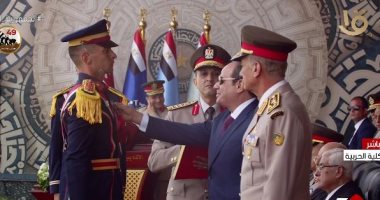 الرئيس السيسي يقلد أوائل خريجى الكليات والمعاهد العسكرية نوط الواجب العسكرى