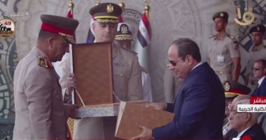 مدير الأكاديمية العسكرية المصرية يهدى الرئيس السيسي كتاب الله "تذكارا"