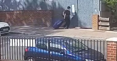 طبيبة تجر حقيبة تحوى جثة صديقتها فى لندن.. فيديو