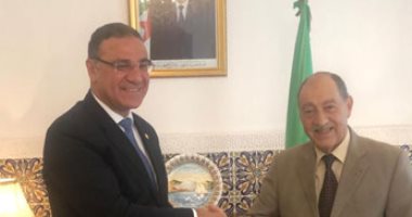 سفير مصر لدى الجزائر يبحث مع رئيس المحكمة الدستورية الجزائرية التعاون الثنائى