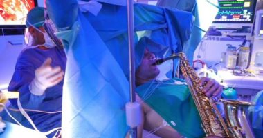 مريض يعزف النشيد الوطنى بالساكسافون أثناء إزالة ورم من المخ فى إيطاليا (فيديو)