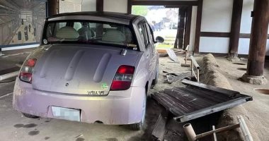 سيارة طائشة تحطم باب أقدم مرحاض أثرى بمعبد بوذى في اليابان