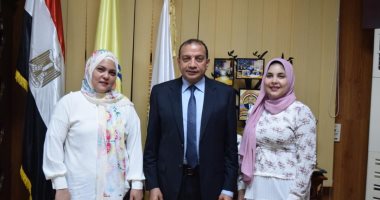 رئيس جامعة بنى سويف يستقبل سيدة التحقت بكلية التجارة مع ابنتها بعد كفاح مع الأمية