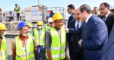 الرئيس السيسى يلتقط صورة تذكارية مع العاملين بشركة الرمال السوداء