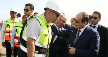 الرئيس السيسى يستمع لشرح مفصل عن عمل كراكة "تحيا مصر" بمشروع الرمال السوداء