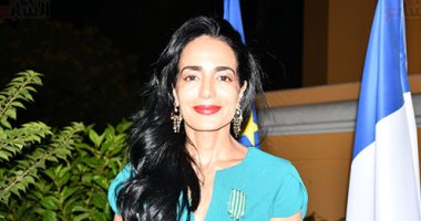 L’Ambassadeur de France remet à l’artiste égyptienne Karima Mansour la médaille de Chevalier des Arts et des Lettres.