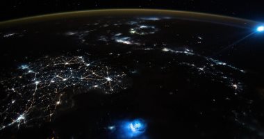 صورة من الفضاء تظهر نقاطا زرقاء غامضة بالغلاف الجوى الأرضى وناسا تشرح ماهيتها