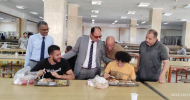 رئيس جامعة حلوان  يشارك طلاب المدينة الجامعية فى تناول وجبة الغداء بالمطعم المركزي 