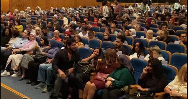 ميرفت أمين ومحمد ثروت وعضو شارموفرز يحضرون مسرحية "أنستوتنا" لـ دنيا سمير غانم