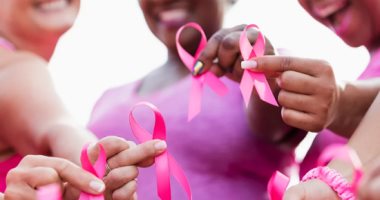 كيف تدعمين صديقتك المصابة بسرطان الثدى؟.. 6 حاجات ممكن تعمليها