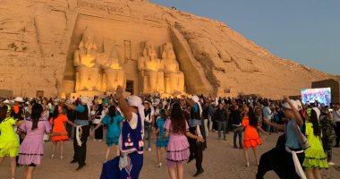 4000 سائح مصرى وأجنبى يشهدون ظاهرة تعامد الشمس بأبو سمبل.. صور
