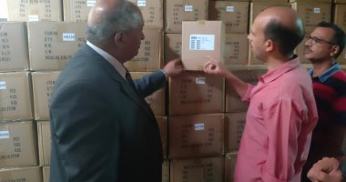 محافظ بنى سويف يتابع مع مسئولى التعليم إجراءات تسليم أكثر من 15 ألف تابلت