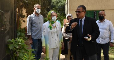 نائب رئيس جامعة عين شمس يتفقد مدينة الطالبات ويتابع إجراءات التسكين