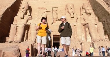 صورة اليوم.. "مصر آمنة" سائح وزوجته يستمتعان بزيارة آثار أبو سمبل