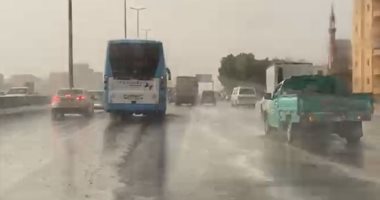سقوط أمطار غزيرة وقطع ثلج أعلى الطريق الدائري فى الجيزة..فيديو