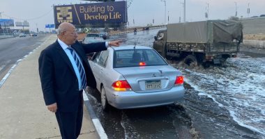 رئيس مياه القاهرة يتابع أعمال شفط مياه الأمطار بمحور المشير