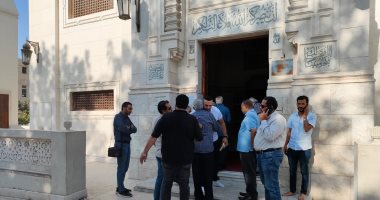 وصول جثمان والد الفنان أحمد فريد لصلاة الجنازة بمسجد المواساة بالإسكندرية