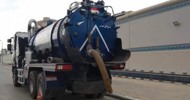 انتشار سيارات شفط مياه الأمطار بشوارع الإسكندرية لتسيير الحركة