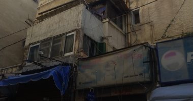 إزالة الأجزاء الخطرة والمعلقة بعقار قديم وسط الإسكندرية   