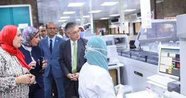 رئيس جامعة أسيوط يصطحب سفير اليابان فى جولة تفقدية لمعامل المستشفيات الجامعية