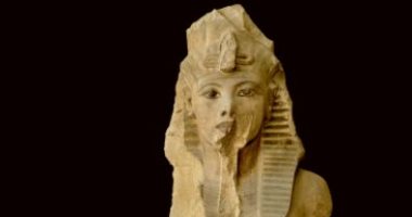 شاهد تمثال ضخم للملك توت عنخ آمون ضمن مقتنيات المتحف المصرى