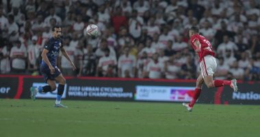 الأهلى ضد الزمالك.. على معلول ينقذ مرمى فريقه من تسديدة عمر جابر.. فيديو