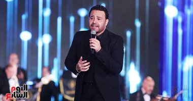 عاصى الحلانى يفتتح حفل مهرجان الموسيقى العربية بأغنية "بحبك وبغار"