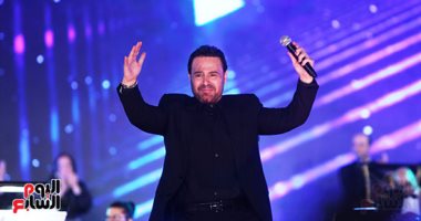 عاصى الحلانى يرقص الدبكة فى حفل مهرجان الموسيقى العربية بدار الأوبرا