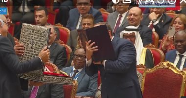 رئيس اتحاد الصناعات يهدى الرئيس السيسي نسخة من القرآن الكريم