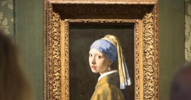لماذا يشوهون اللوحات؟.. 3 نشطاء يلصقون أنفسهم بلوحة فيرمير فى متحف بهولندا