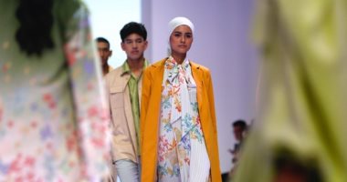 قبعات وحجاب وفساتين ملونة.. فعاليات أسبوع الموضة في إندونيسيا