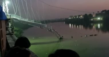 ارتفاع حصيلة ضحايا انهيار جسر معلق غربى البلاد إلى 60 قتيلا. فيديو