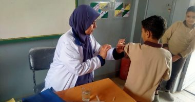 تطعيم 186 ألف طالب ضد الوباء السحائى بمدارس الجيزة.. صور