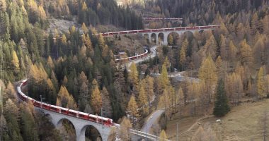 سويسرا تحصد الرقم القياسى لأطول قطار ركاب برحلة عبر جبال الألب.. فيديو