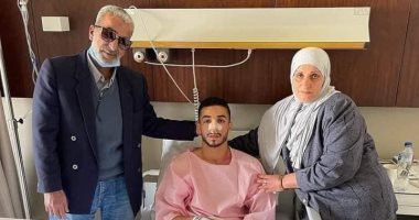 شاهد محمد عبد المنعم مدافع الأهلى بعد إجرائه جراحة ناجحة فى الأنف 