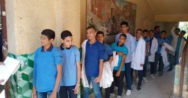 تطعيم طلاب المدارس ضد الالتهاب السحائى.. صور