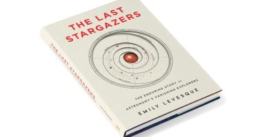 مكتبة الجوائز.. "آخر مراقبين للنجوم" كتاب يكشف الجوانب الخفية لعالم الفلك