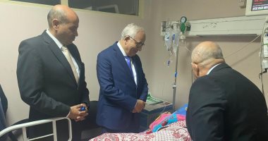 وزير التعليم يزور طالبة أصيبت بإعياء داخل مستشفى جامعة الزقازيق