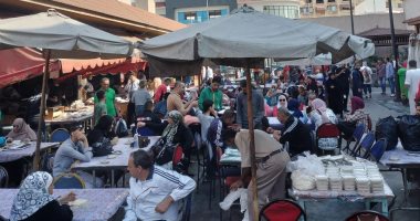 توافد زوار بورسعيد على سوق الأسماك بحى العرب لاكتسابه شهرة واسعة