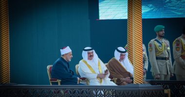 ملك البحرين يصطحب الإمام الطيب والبابا فرنسيس لزراعة "نخلة"