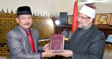وزير الأوقاف يهدى رئيس هيئة الزكاة بإندونيسيا 100 نسخة من تفسير معانى القرآن