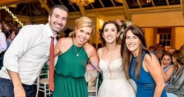 كارى جونسون أنيقة ومبهجة بفستان أخضر فى زفاف صديقتها.. صور
