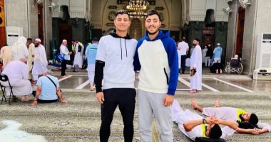 أكرم توفيق فى صورة برفقة شقيقه داخل مسجد قباء بالمدينة المنورة بعد أداء العمرة