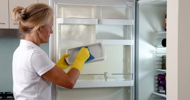 الطريقة الصحيحة لتنظيف الثلاجة والحفاظ عليها.. منها الخل لتعقيمها