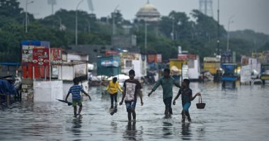 الحياة فوق مياه المطر.. هطول أمطار غزيرة تغلق المدارس والجامعات بالهند