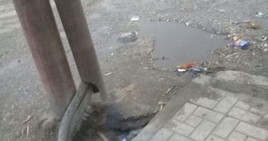 رئيس مدينة الأقصر يوجه بحل استغاثة سكان نجع الخطباء بتسريب مياه أمام المزلقان