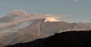بركان سانجاى بالإكوادور يولد 122 انفجارا وعامودا ارتفاعه 2 كيلو متر.. فيديو