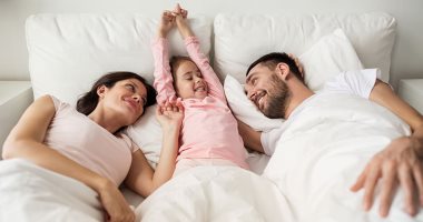 دراسة: الآباء الجدد يستغرقون عامين حتى يشعروا بالسعادة فى علاقتهم مرة أخرى