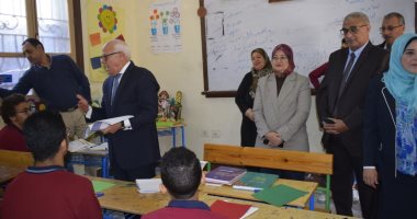 محافظ بورسعيد يشهد عددا من الحصص الدراسية خلال تفقده انتظام سير الدراسة
